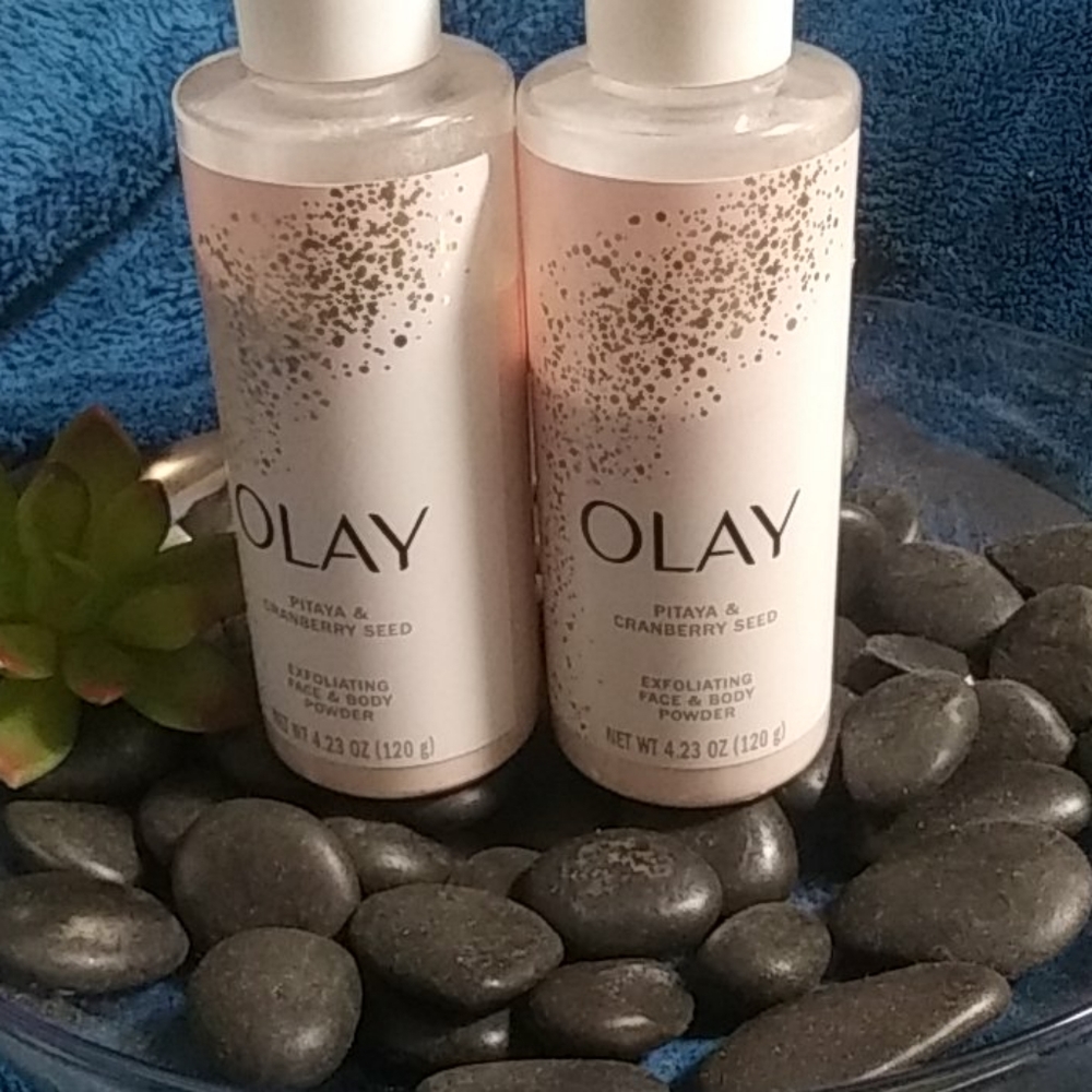 Exfoliating face/body powder Olay Pitaya Cranberry